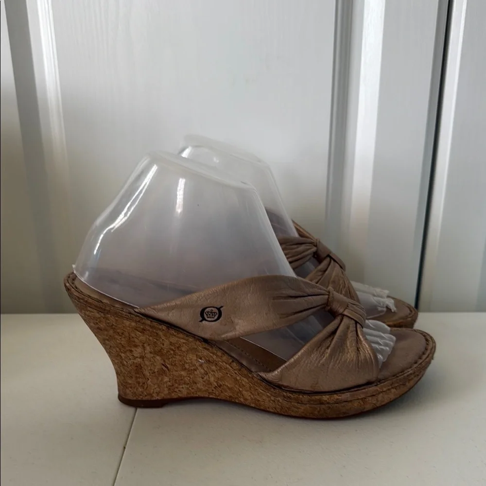 *BORN TAN WEDGE HEEL SLIP ON SANDALS (sz 9)